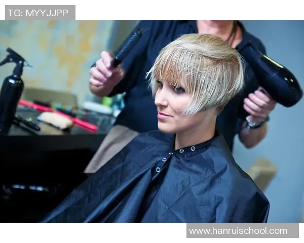 哪个足球明星在赛场外也爱美丽吹头发的时尚瞬间揭秘